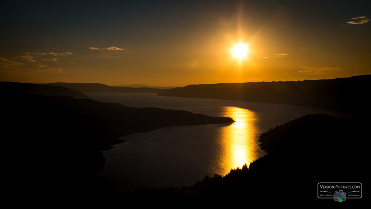 photo reflet coucher de soleil sur le lac de sainte croix, Verdon
